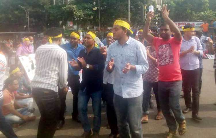 দুপুর ১২টা থেকে শাহবাগে বিক্ষোভ করেন সাধারণ শিক্ষার্থীরা। তবে দুপুর ১টার দিকে শাহবাগ মোড়ের চারদিকে রাস্তা অবরোধ করলে ব্যস্ততম এ সড়কে যান চলাচল বন্ধ হয়ে যায়।