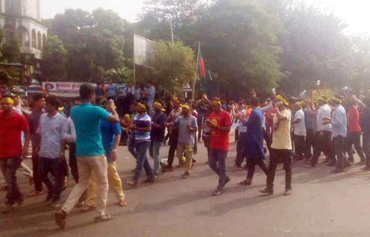 সর্বশেষ দুপুর সোয়া ২টা পর্যন্ত শাহবাগ অবরোধ রয়েছে।