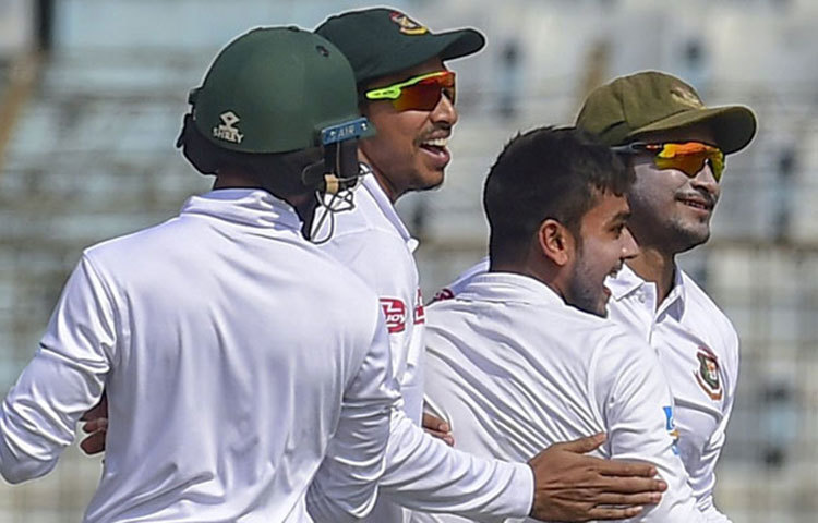 চট্টগ্রামে ওয়েস্ট ইন্ডিজকে প্রথম টেস্টে ৬৪ রানে হারিয়ে দিয়েছে বাংলাদেশ। বাংলাদেশের প্রথম ক্রিকেটার হিসেবে এই টেস্টে নজির গড়লেন সাকিব আল হাসান।