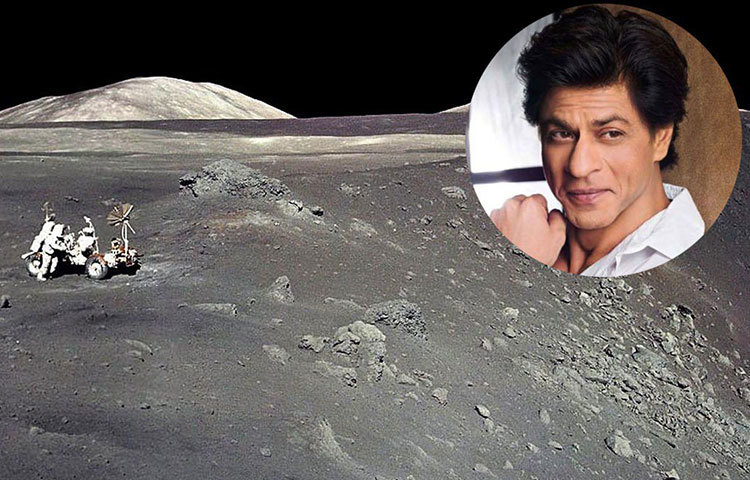 শাহরুখ খানের প্রতি জন্মদিনে তার এক অস্ট্রেলীয় অনুরাগী লুনার রিপাবলিক সোসাইটির কাছ থেকে তার জন্য চাঁদের মাটিতে এক টুকরো জমি কিনে রাখেন। চাঁদের ‘দ্য সি অব ট্রাঙ্কুইলিটি’-ই নাকি সবচেয়ে ভালো এলাকা হতে পারে পরবর্তীতে। আর সেখানেই জমি রয়েছে শাহরুখের।