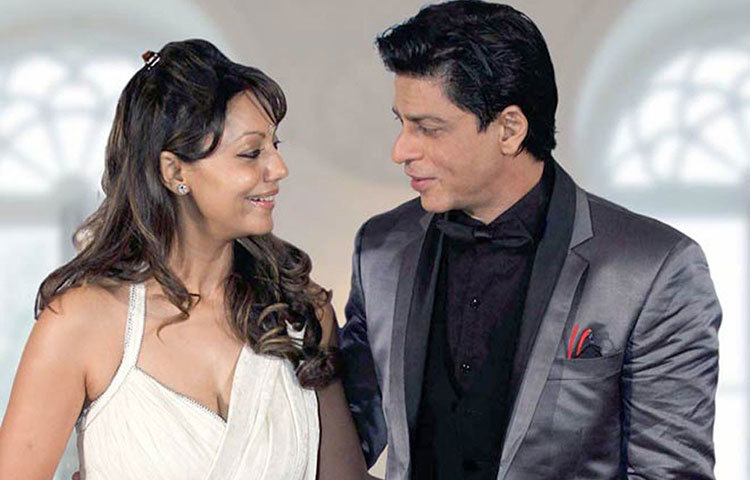 শাহরুখ খান ও গৌরীর প্রেম নিয়ে বলিউডে চর্চা রয়েইছে। শাহরুখ সব সময় ডান হাতে তার ওয়েডিং রিং পরে থাকেন।