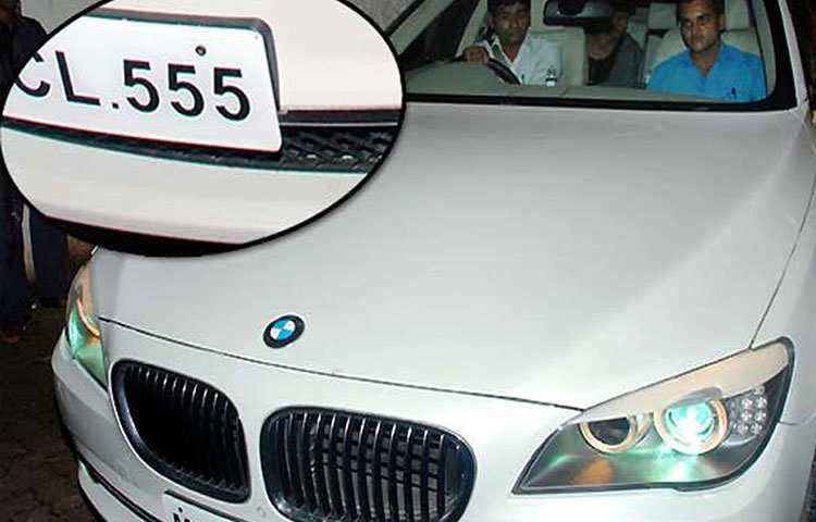 এসআরকে-র ৫৫৫ নম্বর নিয়ে এক ধরনের পাগলামিই রয়েছে বলা চলে। সব গাড়ির নম্বর, ফোন নম্বর, এমনকি তার নিরাপত্তারক্ষীদের অনেকের ফোন নম্বরেও ৫৫৫ রয়েছে।