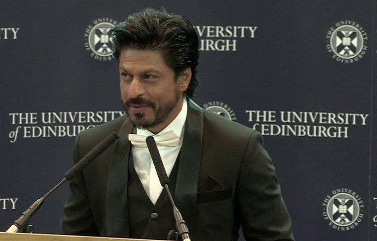 শাহরুখ তার অভিনয়ের পারদর্শিতার জন্য, বিশ্বের সব সিনেপ্রেমীদের কাছে জনপ্রিয় হয়ে ওঠার কারণেই স্কটল্যান্ডের এডিনবরা বিশ্ববিদ্যালয় থেকে ডক্টরেট পেয়েছেন।