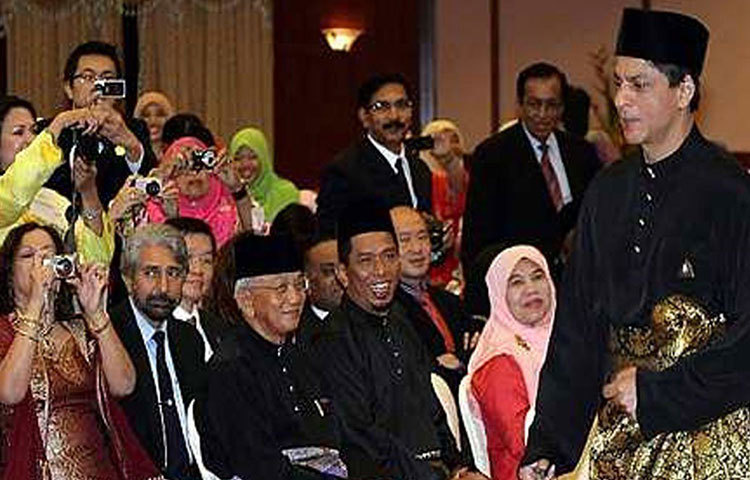 মালয়েশিয়া থেকে পেয়েছেন নাইটহুড সম্মান।