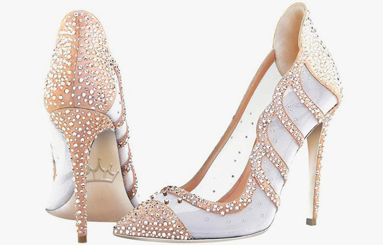এই প্রথম কোনো জুতা তৈরি হল ৫৪ ক্যারাট উন্নতমানের হিরা দিয়ে।