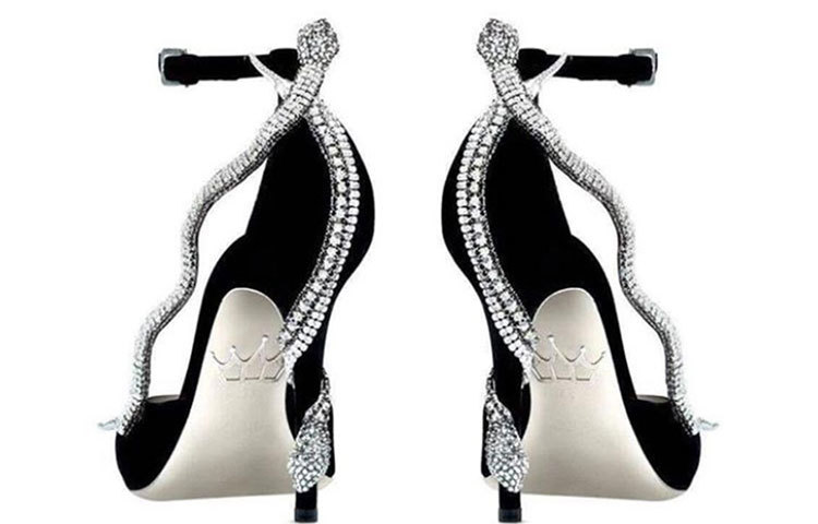 নতুন জুতোর যে সম্ভার এসেছে তাতে বেশির ভাগই হিরা দিয়ে সাজানো।