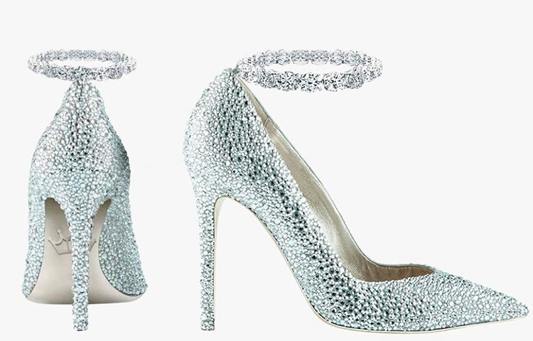 প্রতিটি জুতায় সংস্থার নাম লেখা থাকছে সোনা দিয়ে।