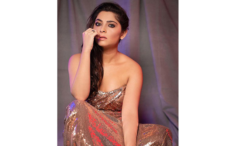 সোনালি বলিউডের বাইরেও মারাঠি, ইংরেজি, ইতালিয়ান, কন্নকা প্রভিৃতি ভাষার ছবিতে অভিনয় করেছেন।