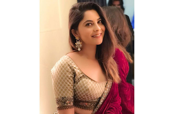 অবসরে সোনালি বিভিন্ন দেশের প্রাকৃতিক স্থান ঘুরতে পছন্দ করেন।