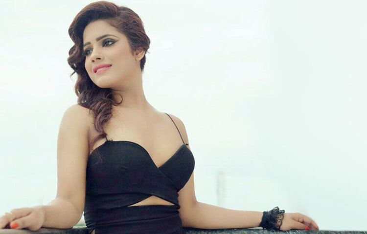 আপন মনে নিজের একান্ত ভুবনে ছোটপর্দার অভিনেত্রী সঞ্চারী।