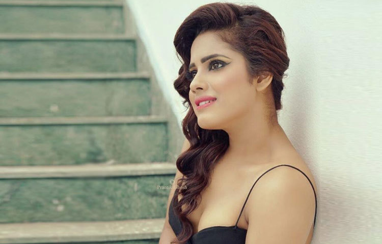 কিন্তু সঞ্চারীকে যতটা সুন্দর লাগে শাড়িতে, ততটাই সুন্দরী তিনি ওয়েস্টার্নে।