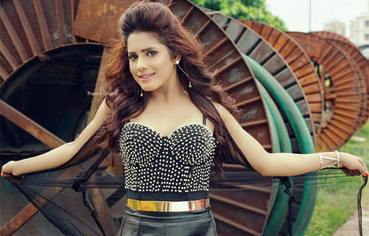 ভারতীয় ফিগারে ওয়েস্টার্ন লুক ক্যারি করাটা কিন্তু খুব সহজ নয়। তারপরও সেটা চেষ্টা করছেন সঞ্চারী।