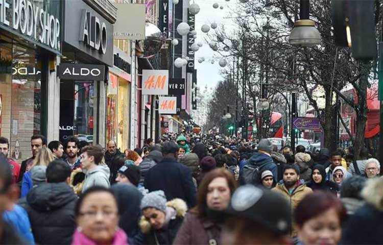 লন্ডনে রয়েছে বিলাসবহুল পণ্যের ব্যাপক সমাহার। আর এ তালিকায় তৃতীয় স্থানে রয়েছে লন্ডন। সারা বিশ্ব থেকেই ক্রেতারা এখানে ভিড় করেন।