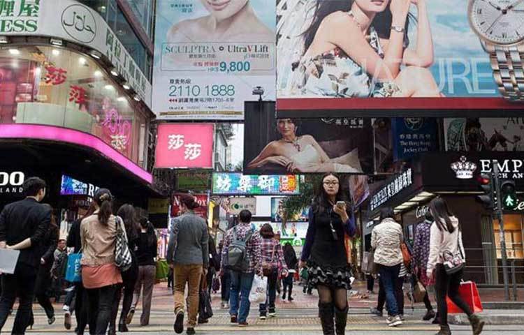 হংকংয়ে কেনাকাটা করতে বিশ্বের নানা প্রান্ত থেকে মানুষ আসে। আর এ কারণে কেনাকাটার জন্য বিশ্বের ষষ্ঠ জনপ্রিয় স্থান এটি।