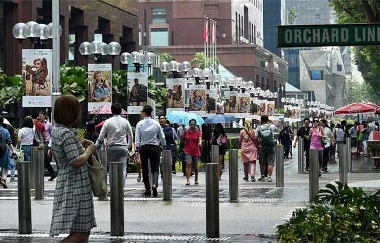 বিশ্বের জনপ্রিয় বহু পণ্য সুলভে পাওয়া যায় সিঙ্গাপুরে। আর এ কারণে এখানে কেনাকাটা করতে আসে বহু মানুষ। আর এতেই সিঙ্গাপুর পরিণত হয়েছে বিশ্বের সপ্তম জনপ্রিয় কেনাকাটা গন্তব্যে।