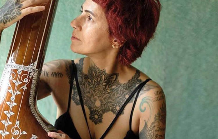 ভারতের সিন্ধ্রি পরিবারে জন্ম স্বপ্নার। ছাত্রী হিসেবে মেধাবী ছিলেন। টিনএজ থেকে একাই মুম্বাইতে থাকতে শুরু করেন।