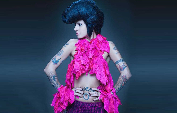 মহেন্দ্র সিং ধোনির মতো খেলোয়াড় এবং জন আব্রাহাম, রণবীর সিংহের মতো বলিউড তারকাদের হেয়ার স্টাইল করেন স্বপ্না।