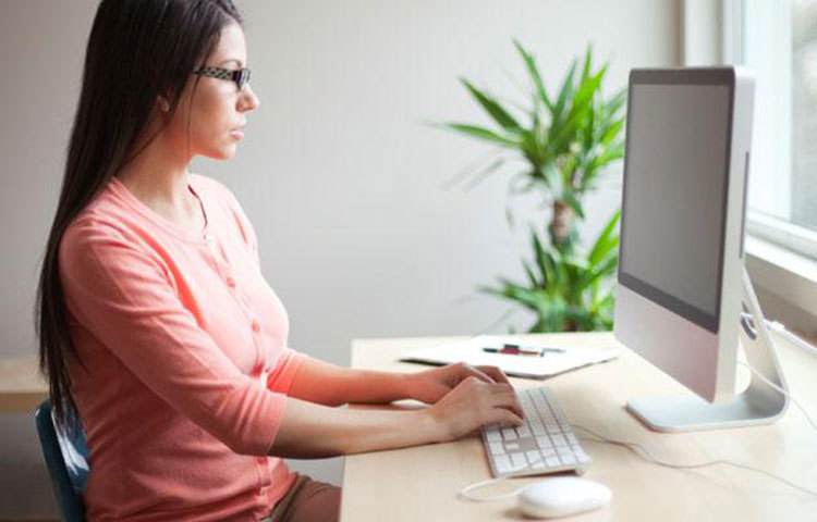 যারা টানা বসে কাজ করেন তাদের একাধিক অসুবিধার সম্মুখীন হতে হয়। কাঁধে ব্যথা থেকে শুরু হরে ঘাড়ে স্পন্ডিলোসিস বহুকিছুর কথাই শোনা যায়। জেনে নিন এমন কিছু সমস্যার কথা।