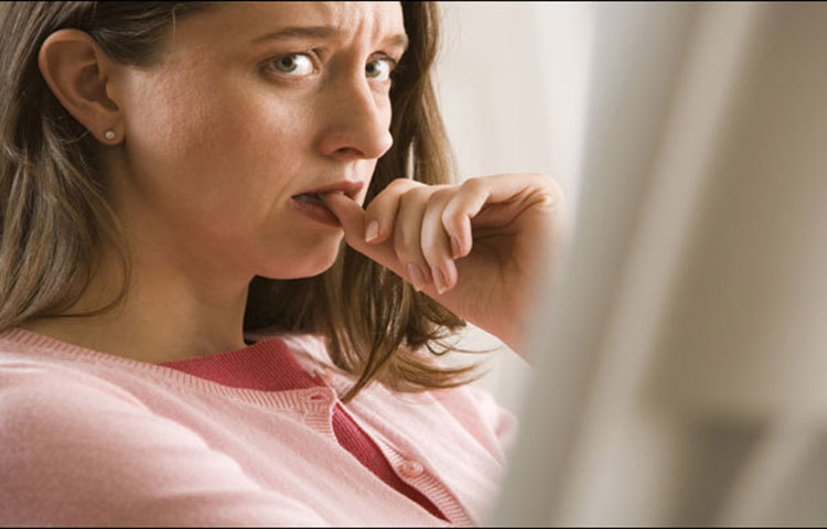 গবেষণা বলছে, যারা টানা রোজ ৬ ঘণ্টারও বেশি বসে কাজ করেন তাদের মধ্যে মানসিক উদ্বেগ বেড়ে যায়। রোজ যারা ৪ ঘণ্টা টানা বসে কাজ করেন তাদের মধ্যে এটা কম দেখা যায়।