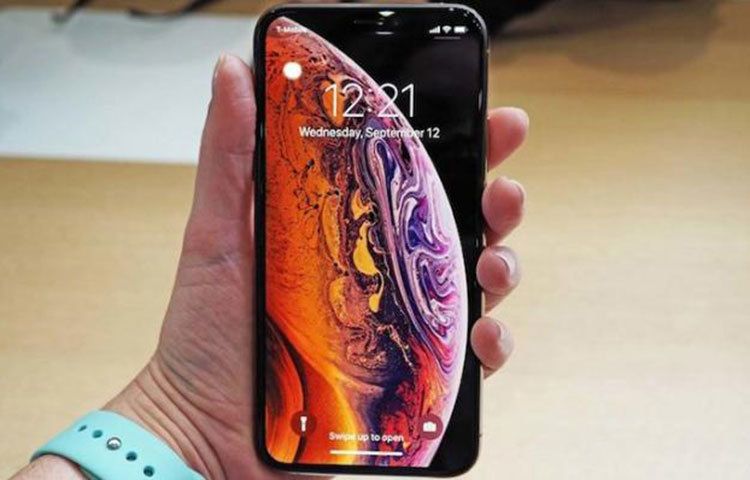 আইফোন এক্সএস ম্যাক্স : এ বছর অ্যাপল বাজারে ছেড়েছে তাদের সবচেয়ে দামি আইফোনের মডেল। আইফোন এক্সএস ম্যাক্স ৫১২ জিবি মডেলের ফোনটির দাম ১ হাজার ৪৪৯ মার্কিন ডলার বা প্রায় ১ লাখ ২৩ হাজার টাকা।