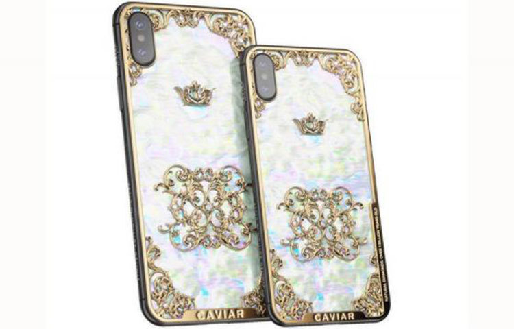 ক্যাভিয়ার আইফোন এক্সএস ম্যাক্স : ক্যাভিয়ার আইফোন এক্সএস সিরিজে স্মার্টফোনের একদিকে ফোন ও অন্যদিকে মেকানিক্যাল ওয়াচ রয়েছে। ফোনটির কালো বা সোনালি রঙের সংস্করণের দাম পড়বে ৬ হাজার ৩২০ মার্কিন ডলার বা প্রায় ৫ লাখ ৩৬ হাজার টাকা।