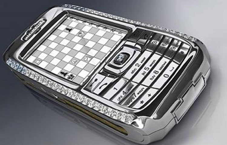 দ্য ডায়মন্ড ক্রিপ্টো : ডায়মন্ড ক্রিপ্টো বিশ্বের ব্যয়বহুল ফোনের মধ্যে একটি। যারা নিরাপত্তার বিষয়টি অত্যন্ত গুরুত্বসহকারে দেখেন, তাদের জন্য এই ফোন। এই ফোনের দাম ১৩ লাখ ডলার।