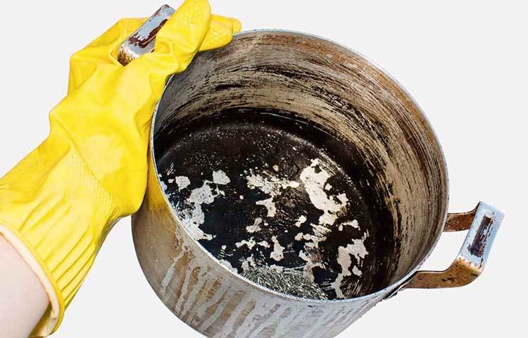 রান্না করতে গিয়ে কোনোভাবে পুড়ে গেলে একটা কালো কোল্ড ড্রিঙ্ক প্রয়োজন আপনার। কালো রঙের যে কোনো ঠান্ডা পানীয় ঢালুন পুড়ে যাওয়া পাত্রে। কিছুক্ষণ রাখুন। তার পর মেজে ফেললেই উধাও পোড়া দাগ। ঠান্ডা পানীয়র অ্যাসিডিক উপাদান এই দাগ তুলতে সাহায্য করে।