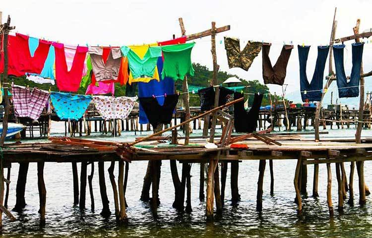 কোনোভাবে জামা-কাপড়ে কলমের দাগ পড়লে কালি তোলার সহজ উপায় কোল্ড ড্রিঙ্ক। দাগ পড়ে যাওয়া জায়গায় ঠান্ডা পানীয় ঢেলে ঘষে নিয়ে ডিটারজেন্টে ডোবালেই দাগ উধাও হবে সহজে।