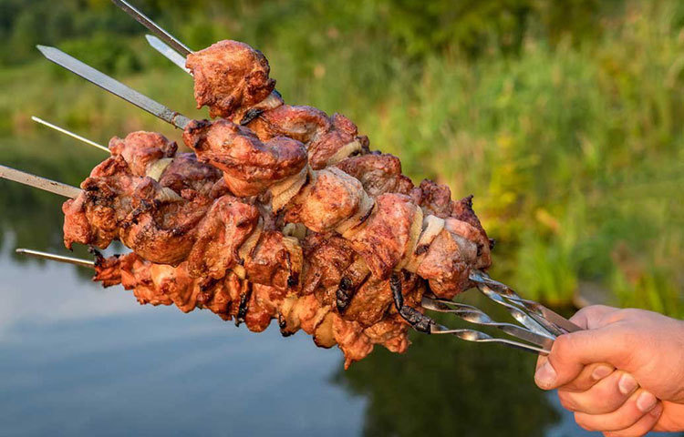 বাড়িতেই বার্বিকিউ সস বানিয়ে তাক লাগিয়ে দিতে দিতে চান ঘরোয়া অনুষ্ঠানে? বেশ তো, হাতের কাছে মজুত রাখুন কোল্ড ড্রিঙ্ক। এক ক্যান ঠান্ডা পানীয়র সঙ্গে মিশিয়ে দিন খানিকটা টম্যাটো কেচাপ ও টাডা। এতেই তৈরি আপনার বার্বিকিউ সস।