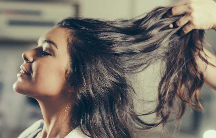 চুলের যত্নেও ব্যবহার করতে পারেন এই পানীয়। কোল্ড ড্রিঙ্কের ফসফরিক অ্যাসিড চুলের জট ছাড়াতে তো কাজে আসেই, সঙ্গে চুলের স্বাভাবিক ঢেউ খেলানো ভাবকে সুন্দর রাখে। এ ছাড়া চুলের ঢাল বাড়াতেও কাজে আসে। কন্ডিশনারের সঙ্গে মিশিয়ে লাগান কোল্ড ড্রিঙ্ক।