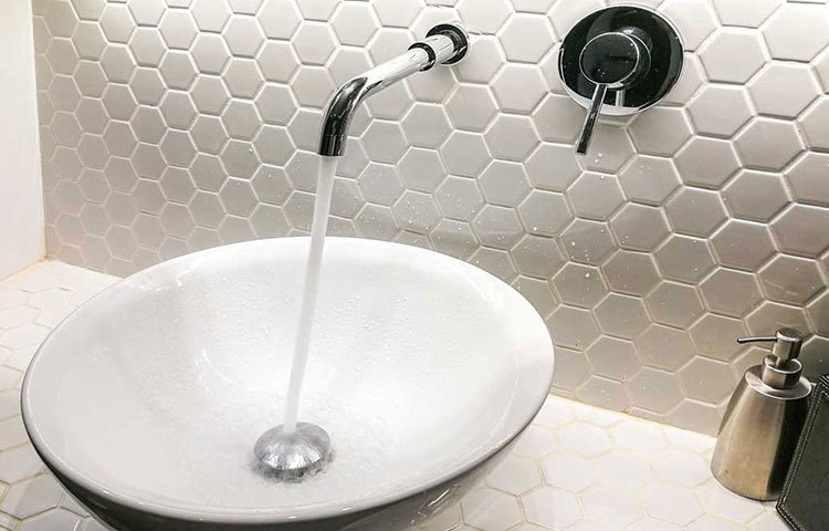 বেসিন ও কমোড পরিষ্কার করতেও ব্যবহার করুন এই পানীয়। খানিকটা পানীয় কমোডে ঢেলে ব্রাশ দিয়ে ঘষে জল ঢেলে দিলেই ঝকঝকে হয়ে উঠবে কমোড বা বেসিন।