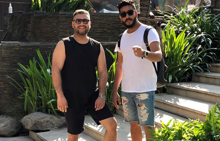 নিজের বন্ধুর সঙ্গেও ছবি পোস্ট করেছেন রাজ।