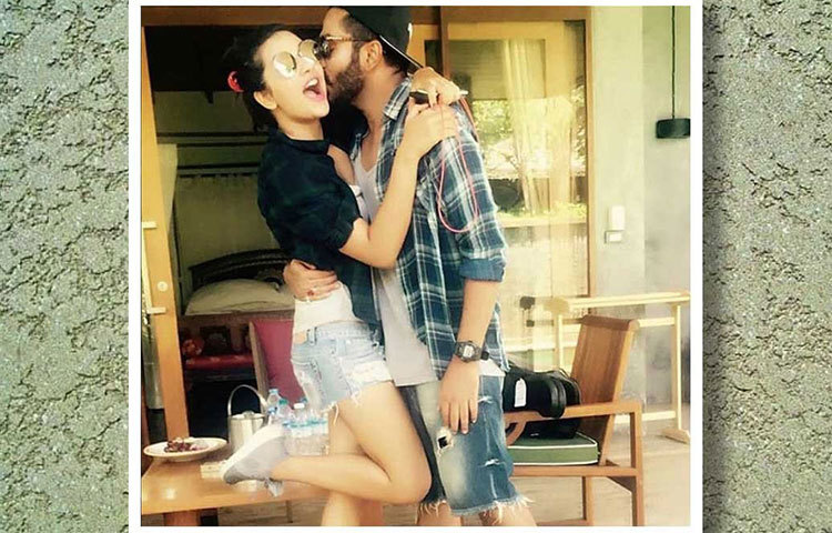 রাজের সঙ্গে অত্যন্ত ঘনিষ্ঠ হয়েই ছবি পোস্ট হয়েছে শুভশ্রীর ফ্যান পেজে। শুভশ্রীর পরনে হট প্যান্ট আর চেকস, পায়ে স্নিকার্স। রাজেরও তাই। শুভশ্রীর গালে রাজ এঁকে দিলেন চুমু!