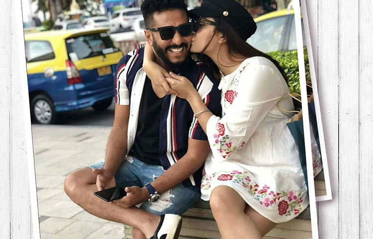 শুভশ্রীর পরের ছবির পরিচালক কি রাজ? তা নিয়ে টলি পাড়ায় গুঞ্জন অব্যাহত। তবে তারা দুজন এখন বেড়ানোর মুডেই রয়েছেন। থাইল্যান্ডে সময় কাটাচ্ছেন। একটি ছবিতে প্রকাশ্য রাস্তায় রাজ-শুভশ্রীর চুমু খাওয়ার ছবি ক্যামেরাবন্দি হল। এখানে শুভশ্রীর পরনে ছিল ফ্লোরাল শর্ট ড্রেস।