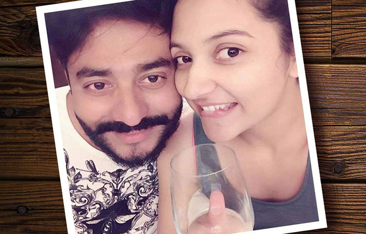 রাজের সঙ্গে ঘনিষ্ঠ একটি সেলফি পোস্ট করেছেন শুভশ্রী। একেবারে নো মেক আপ লুকস।