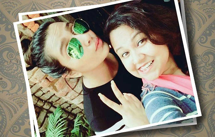 নিজের দিদির সঙ্গেও একটি ছবি পোস্ট করেছেন শুভশ্রী। দিদিও কি সঙ্গে বেড়াতে গিয়েছেন? তা যদিও জানা যায়নি।