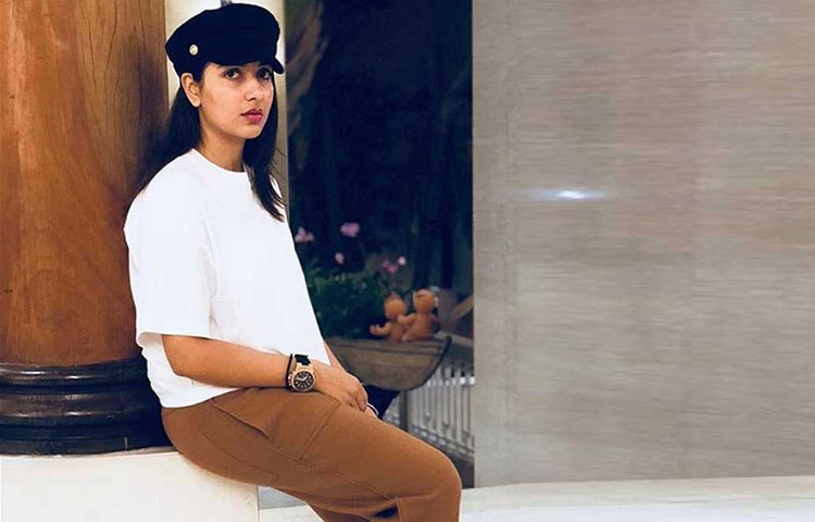 শুভশ্রী আর রাজ শর্ট ট্রিপ সেরে ফিরে আসছেন, কারণ রাজ নিজেই শুভশ্রীর একটি ছবি পোস্ট করেছেন। এটি বিমানবন্দরে তোলা।