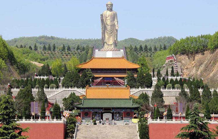 স্প্রিং টেম্পল বুদ্ধ : চীনের হেনান প্রদেশের এই মূর্তির উচ্চতা ১২৮ মিটার। মূর্তির পাদদেশ নিয়ে মোট উচ্চতা ১৫৩ মিটার। এই মূর্তির নীচে একটি বৌদ্ধমঠ রয়েছে। ১৯৯৭-২০০৮-এর মধ্যে নির্মিত এই মূর্তি স্থাপনে খরচ হয়েছে প্রায় ৪০২ কোটি টাকা। স্ট্যাচু অব ইউনিটি নির্মাণের আগে এটিই ছিল বিশ্বের উচ্চতম মূর্তি।