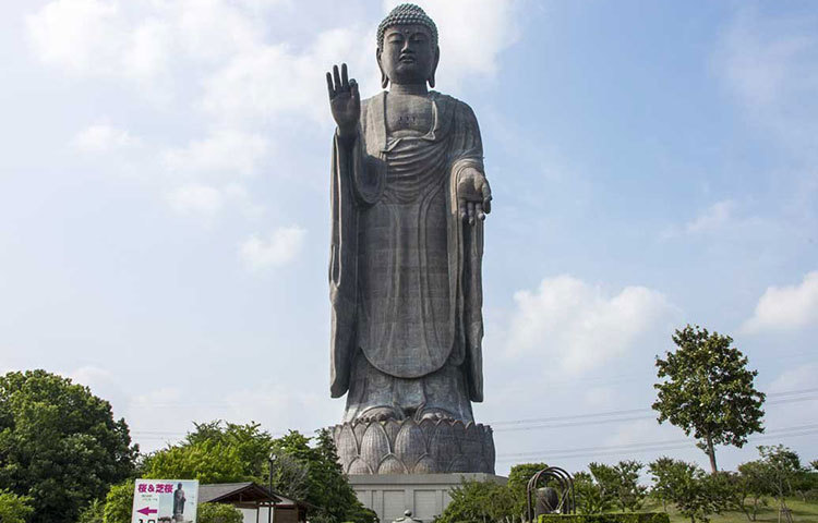 উশিকু দাইবুৎসু : ১১০ মিটার উঁচু এই মূর্তি জাপানে অবস্থিত। ১৯৯৩ সালে নির্মাণকাজ শেষ হলে, তৎকালীন সময়ে এটিই ছিল বিশ্বের উচ্চতম মূর্তি।