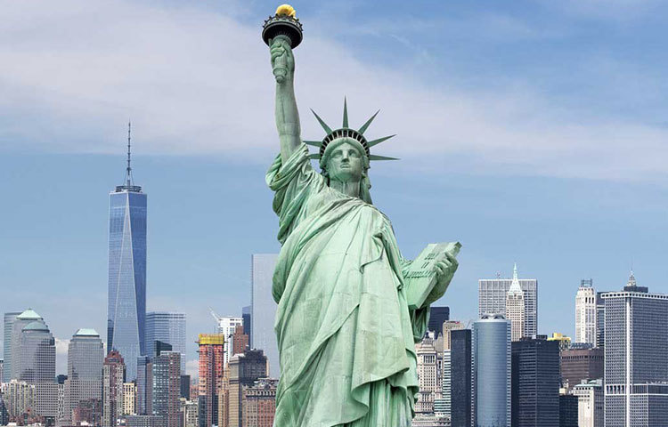 স্ট্যাচু অব লিবার্টি : ৯৩ মিটার অর্থাৎ ৩০৫ ফুট উঁচু এই মূর্তির কথা কে না জানে! এই মূর্তির ঐতিহাসিক মূল্যও অপরিসীম। ১৮৮৬ সালের ১৮ অক্টোবর এই মূর্তি উন্মোচিত হয়। নিউ ইয়র্কে অবস্থিত স্ট্যাচু অব লিবার্টি আমেরিকার গণতন্ত্র ও স্বাধীনতার প্রতীক।