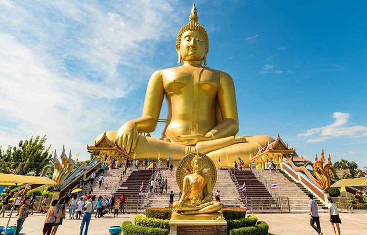 দ্য গ্রেট বুদ্ধ : তাইল্যান্ডের অ্যাং থং প্রদেশে অবস্থিত এই বুদ্ধমূর্তির উচ্চতা ৩০১ ফুট (৯২ মিটার)। এই মূর্তি বানাতে সময় লেগেছিল ১৮ বছর। তাইল্যান্ডের ‘বিগ বুদ্ধ’ বলতে একেই বোঝায়। কংক্রিটে বানানো এই মূর্তির গায়ের সোনালি রং মন জয় করে পর্যটকদের।