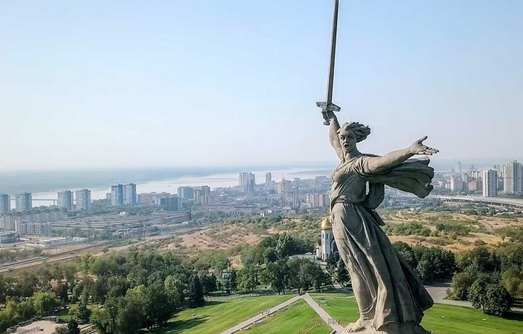 দ্য মাদারল্যান্ড কলস : রাশিয়ার ভোলগোগ্র্যাডে অবস্থিত এই মূর্তির উচ্চতা ৮৫ মিটার। দ্বিতীয় বিশ্বযুদ্ধের সময় তৎকালীন স্তালিনগ্রাদ শহরের দখল নিয়ে জার্মানির সঙ্গে সোভিয়েত ইউনিয়নের যে যুদ্ধ হয়, তাতে জয়লাভ করে রাশিয়া। তারই প্রতীক হিসাবে এই মূর্তি তৈরি হয়।