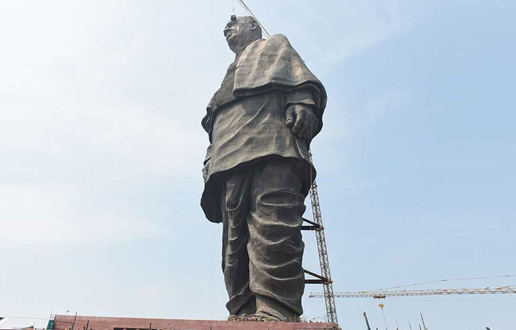 স্ট্যাচু অব ইউনিটি : গত ৩১ অক্টোবর, ২০১৮ সালে ভারতের গুজরাতে নর্মদা জেলায় সর্দার বল্লভভাই পটেলের মূর্তি উন্মোচন করলেন প্রধানমন্ত্রী নরেন্দ্র মোদী। আপাতত এটিই বিশ্বের উচ্চতম মূর্তি। এই মূর্তির ১৫৩ মিটার উচ্চতায় রয়েছে একটি গ্যালারি। বিপুল খরচের এই মূর্তি বানাতে দৈনিক কাজ করেছেন ৩৪০০ জন শ্রমিক।