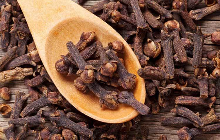 লবঙ্গ : অ্যান্টিসেপ্টিকের পাশাপাশি রক্তে শর্করা কমাতে কাজ দেয় লবঙ্গ।