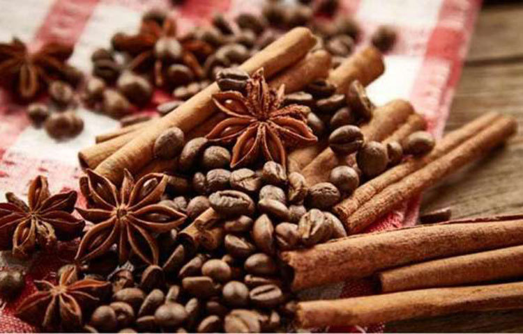 দারুচিনি : অ্যান্টি অক্সিডেন্ট হিসেবে ভালো পরিচিতি রয়েছে দারচিনির। তবে এটি ইনসুলিন ক্ষরণের মাত্রা স্বাভাবিক রাখতে সাহায্য করে। বিশেষ করে ফাস্টিং ব্লাড সুগার নিয়ন্ত্রণে ভালো কাজ দেয়। চায়ের সঙ্গে দারুচিনি দিয়ে খাওয়া যেতে পারে।