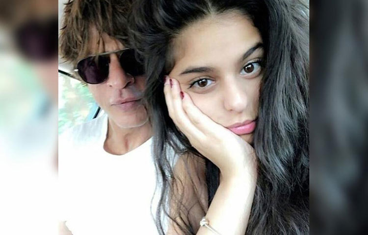 এরই মধ্যে সদ্য ১৮ পেরনো সুহানা তুমুল জনপ্রিয় সোশ্যাল মিডিয়ায়। বাবার সঙ্গে সুহানা।