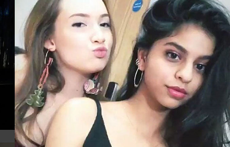 বন্ধুর সঙ্গে তোলা সুহানার এই ছবিটি ইনস্টাগ্রামে পোস্ট হওয়ার সঙ্গে সঙ্গে পড়েছিল কয়েক হাজার লাইক। লিপস্টিক ছাড়া আর কোনো মেকআপ ব্যবহার না করায় প্রশংসাই করেছিলেন সোশ্যাল মিডিয়া ব্যবহারকারীরা।