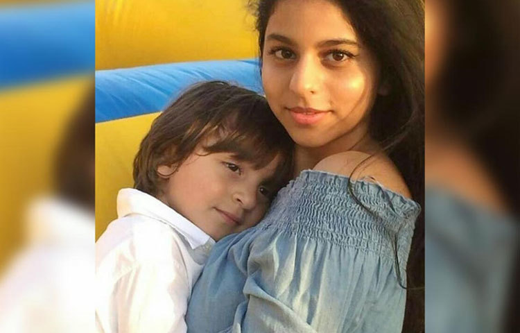 ছোট ভাই আব্রাম খানের সঙ্গে সুহানা। দুই ভাই-বোনের মধ্যে ভীষণ মিল।