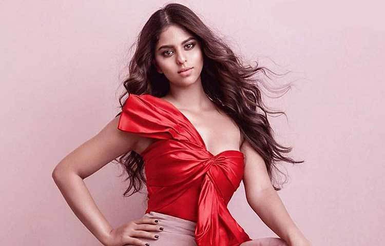 ভোগ ম্যাগাজিনের কভারে ছাপা হয়েছিল শাহরুখ তনয়ার ছবি। সেই ছবি দেখার পর প্রত্যেকেই বলেছিলেন, এবার হয়তো ১৮ বছরের মেয়েটি নায়িকা হিসাবে পা রাখতে চলেছে রূপালি পর্দায়। সুহানাকে দেখে ‘স্টানিং বিউটি’ বলেই মন্তব্য করেছিলেন প্রত্যেকেই।