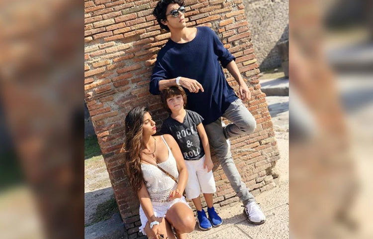 একই ফ্রেমে তারা তিনজন।